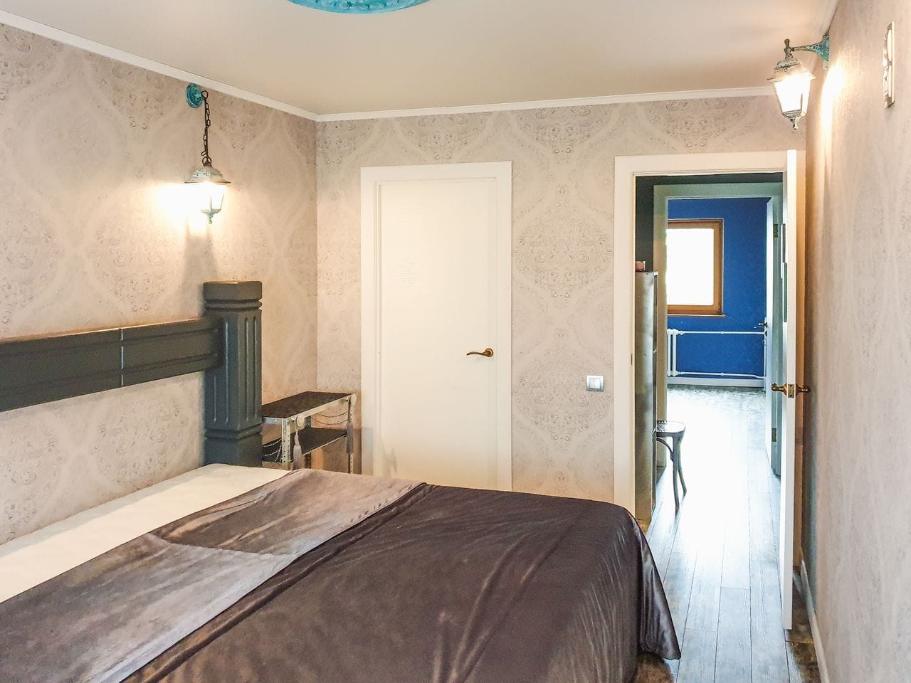 Mastering the First Impression: Your intriguing post title goes here Warm and inviting bedroom with unique vintage decor, perfect for relaxation.